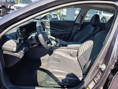 Used 2022 Hyundai Elantra Limited w/ Cargo Package FWD image 9