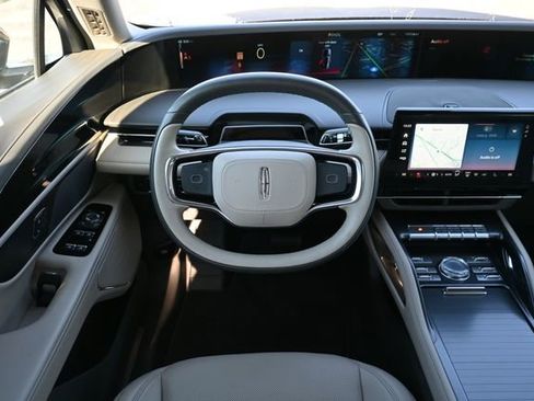 Used 2025 Lincoln Nautilus Premier image 13