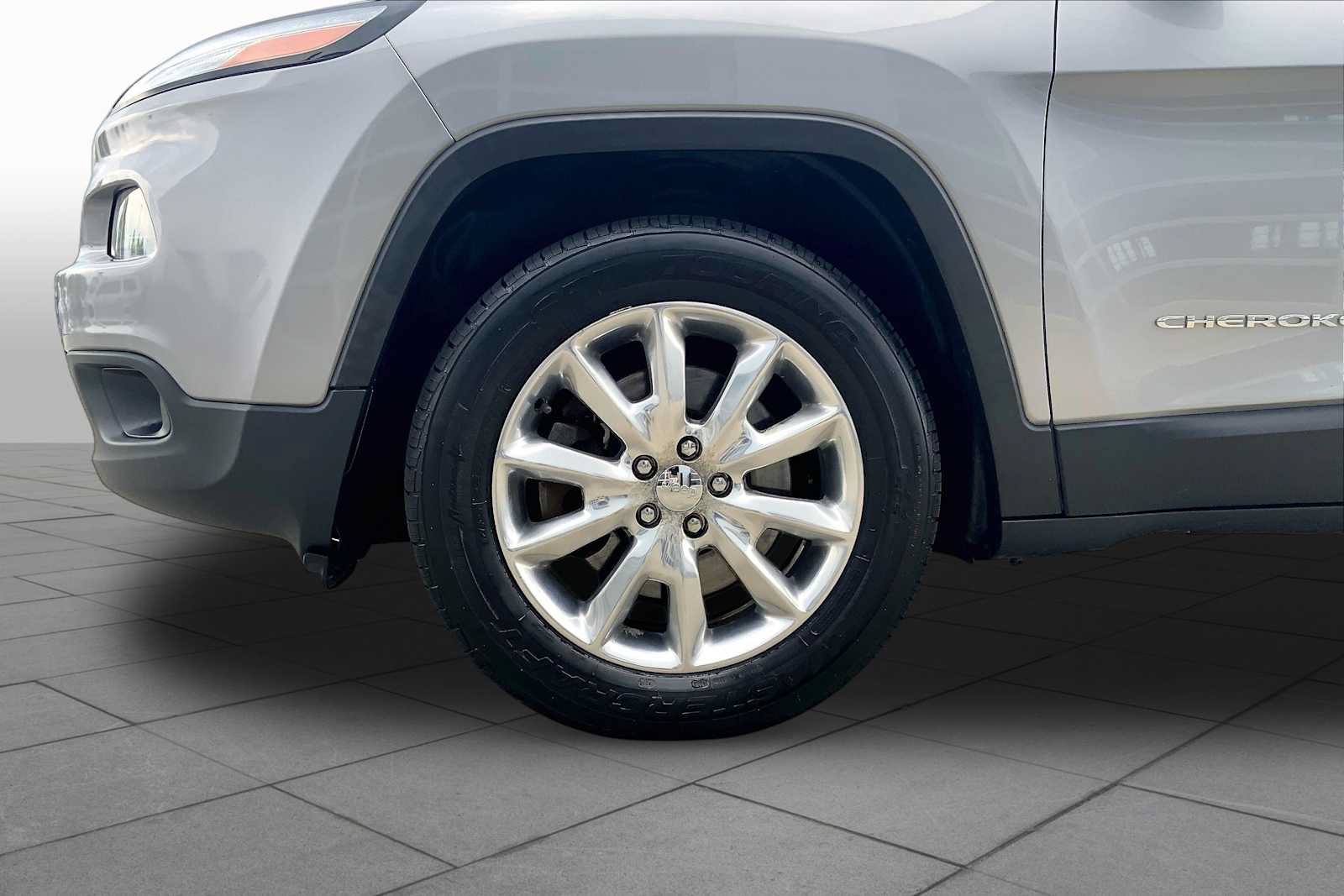 Used 2015 Jeep Cherokee Limited w/ Luxury Group AWD/4WD image 11