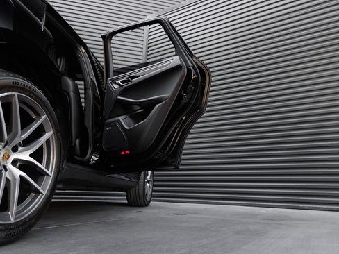 Certified 2026 Porsche Macan AWD/4WD image 32