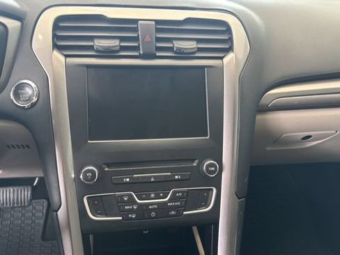 Used 2017 Ford Fusion SE w/ Fusion SE Technology Package FWD image 9