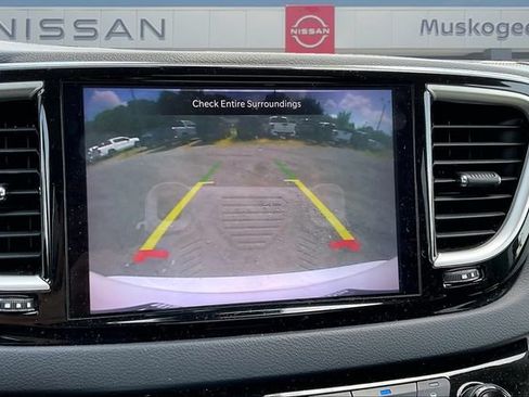 Used 2023 Chrysler Pacifica Touring-L FWD image 13