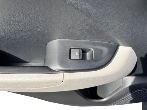 Used 2025 Hyundai Venue SEL FWD image 23