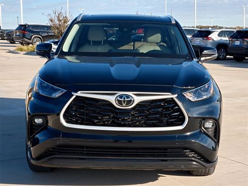 Used 2023 Toyota Highlander XLE image 8