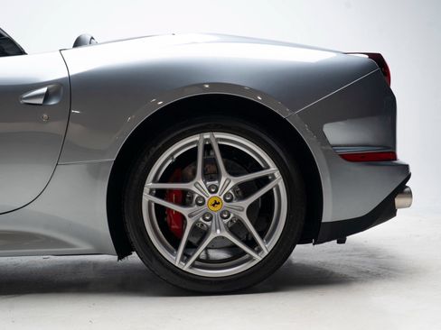 Used 2016 Ferrari California T RWD image 64
