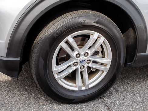 Used 2023 Ford Explorer XLT w/ Equipment Group 202A image 4