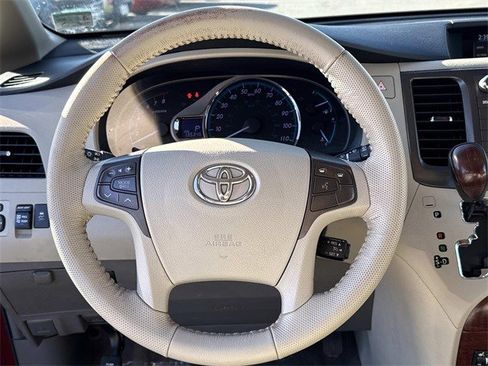 Used 2012 Toyota Sienna image 19