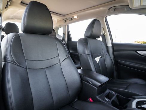 Used 2016 Nissan Rogue SL w/ SL Premium Package image 4