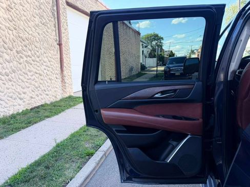 Used 2019 Cadillac Escalade Luxury AWD/4WD image 20