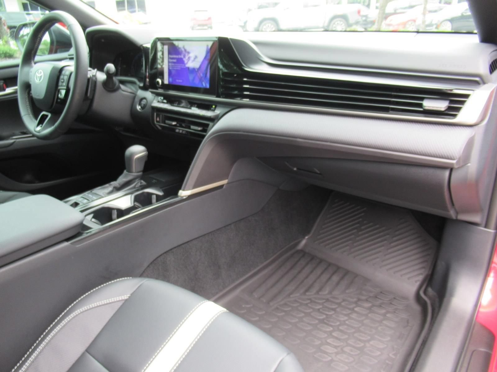 Used 2026 Toyota Camry Hybrid FWD image 10