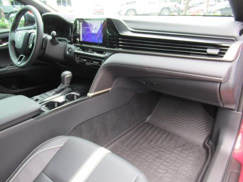 Used 2026 Toyota Camry Hybrid FWD image 10