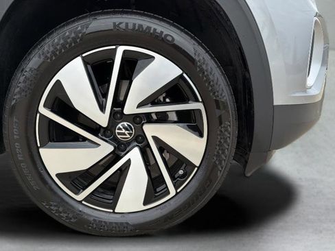 Used 2024 Volkswagen Atlas SE image 12