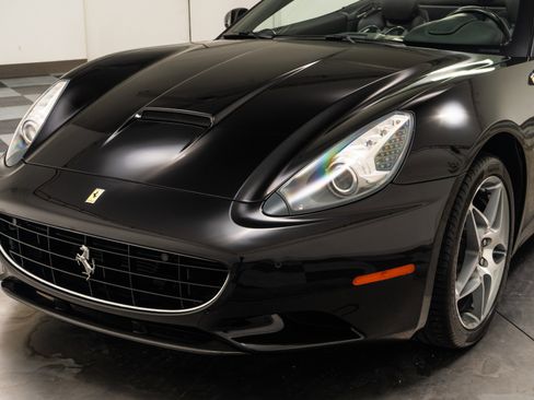 Used 2011 Ferrari California image 31