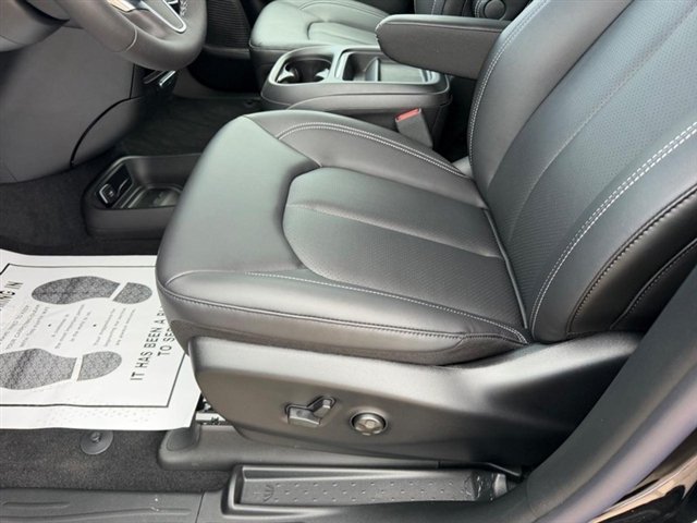 New 2027 Chrysler Pacifica Select FWD image 22
