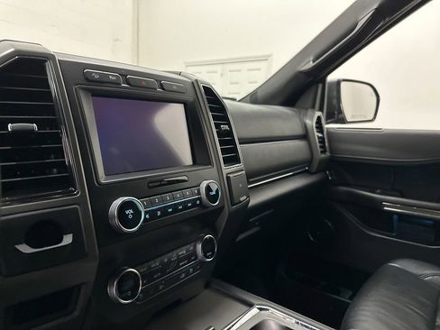 Used 2019 Ford Expedition XLT w/ Equipment Group 202A AWD/4WD image 33