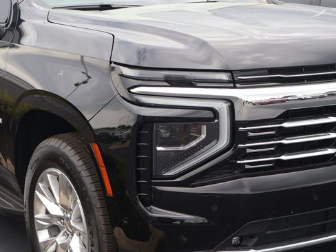 Used 2025 Chevrolet Suburban Premier AWD/4WD image 4