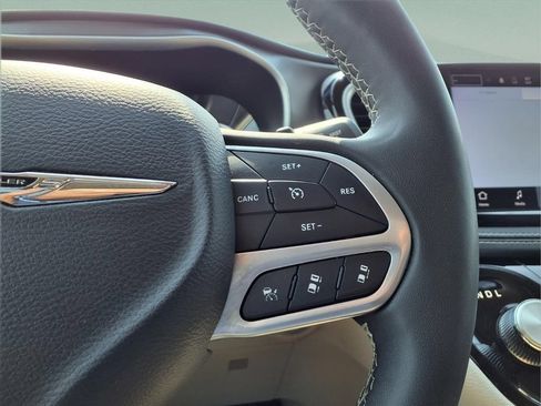 Used 2023 Chrysler Pacifica Touring-L FWD image 14