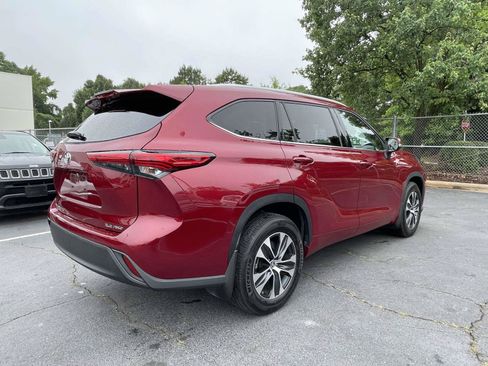 Used 2022 Toyota Highlander XLE AWD/4WD image 19