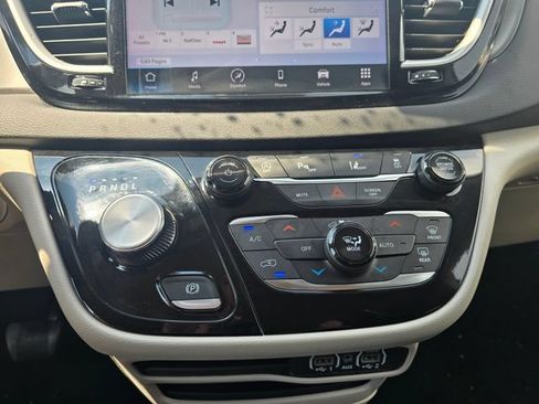 Used 2024 Chrysler Pacifica Touring-L FWD image 21