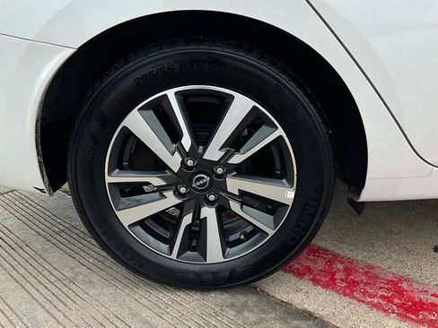 Used 2025 Nissan Versa SV image 9