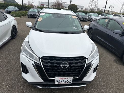 Used 2024 Nissan Kicks SV image 2