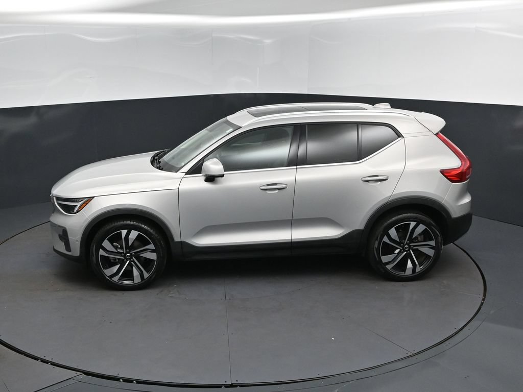 Used 2025 Volvo XC40 B5 Plus AWD/4WD image 32