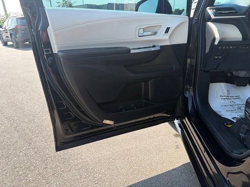 Used 2025 Toyota Sienna Platinum AWD/4WD image 22