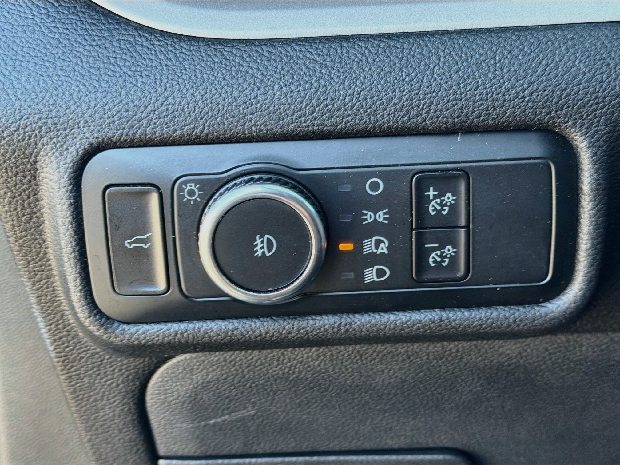 Used 2023 Ford Explorer XLT w/ Equipment Group 202A RWD image 34