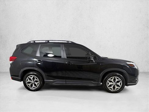 Used 2023 Subaru Forester Premium AWD/4WD image 3