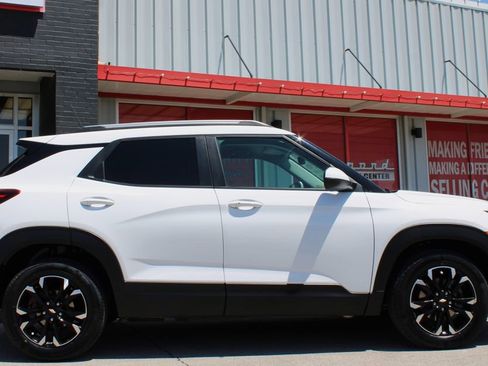 Used 2021 Chevrolet TrailBlazer LT FWD image 3