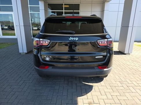 Used 2018 Jeep Compass Latitude w/ Cold Weather Group AWD/4WD image 3