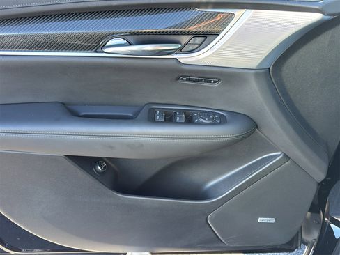 Used 2025 Cadillac XT6 Sport w/ Technology Package image 21