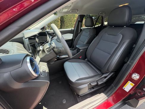 Used 2025 Chevrolet Trax LT FWD image 35