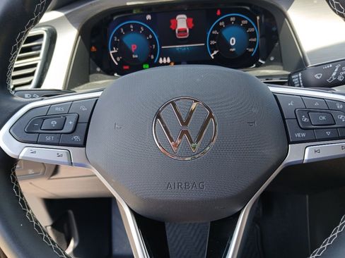 Used 2025 Volkswagen Atlas Cross Sport SE w/ Panoramic Sunroof Package FWD image 16