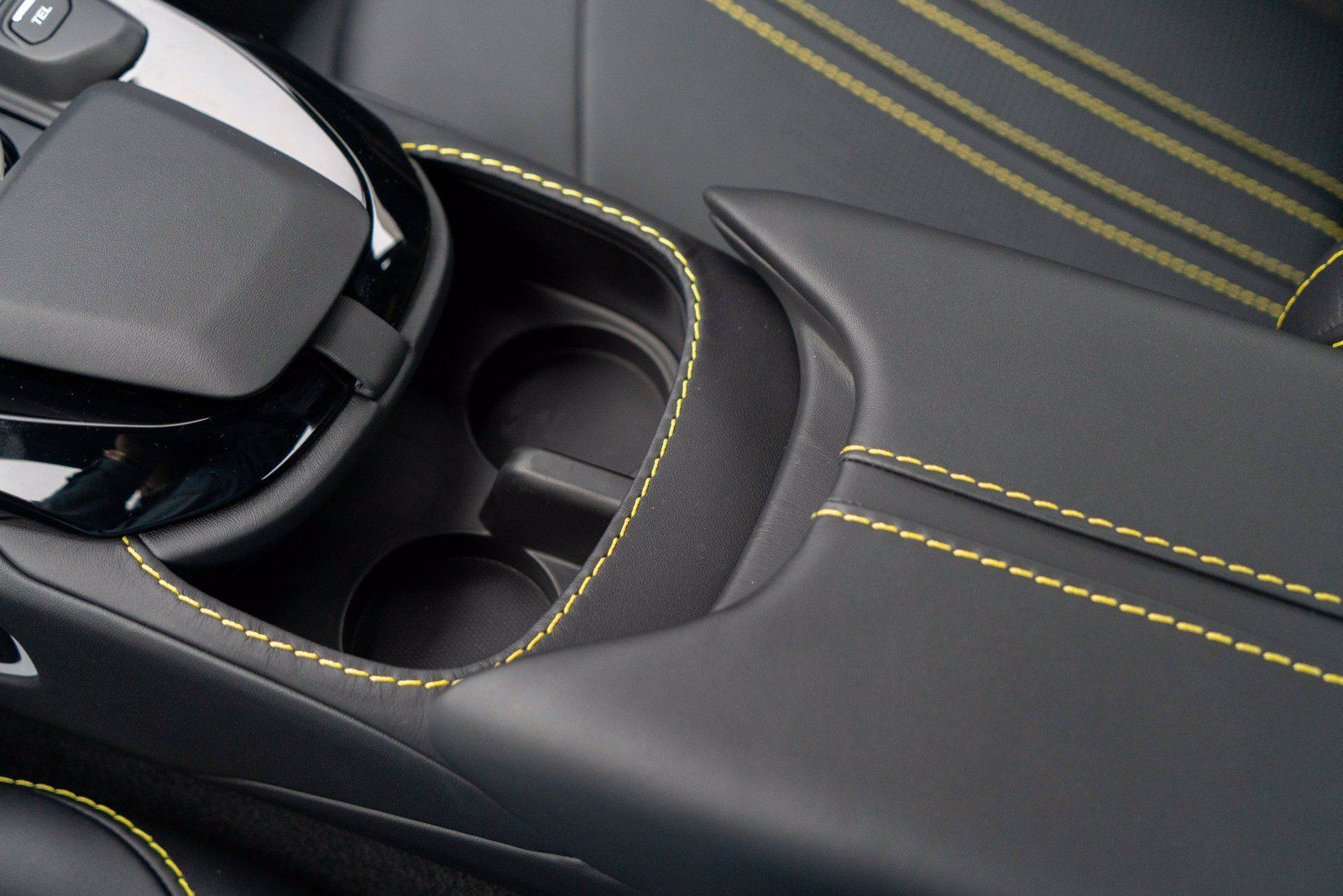 Used 2023 Aston Martin V8 Vantage Coupe RWD image 37