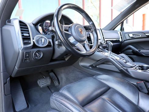 Used 2018 Porsche Cayenne Platinum Edition image 40