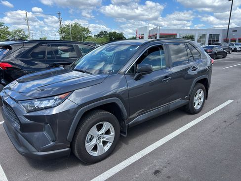 Used 2021 Toyota RAV4 LE AWD/4WD image 2