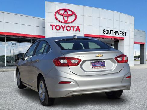 Used 2017 Chevrolet Cruze LT image 4