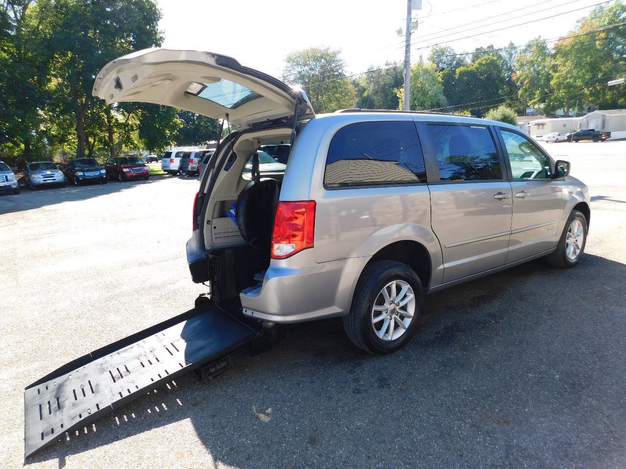 Used 2016 Dodge Grand Caravan SXT w/ Rear Park Assist Package FWD image 1
