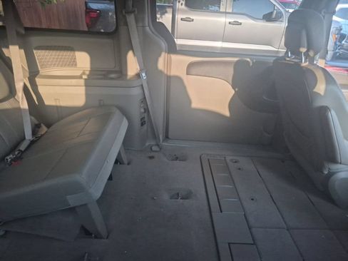 Used 2016 Chrysler Town & Country Touring FWD image 22