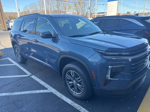 Used 2024 Chevrolet Traverse LT image 1