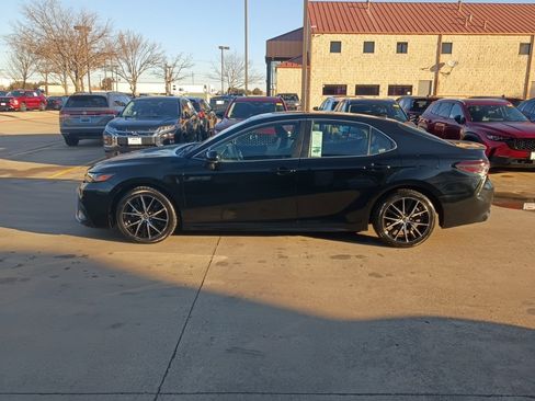 Used 2024 Toyota Camry SE image 4