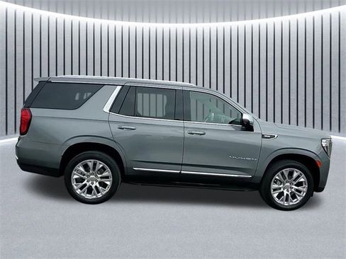 Used 2021 GMC Yukon SLT w/ SLT Luxury Plus Package image 3