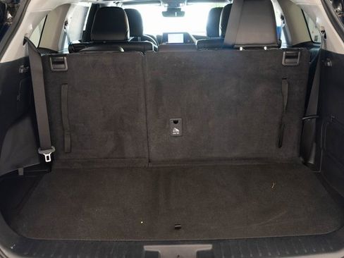 Used 2023 Toyota Highlander L image 12