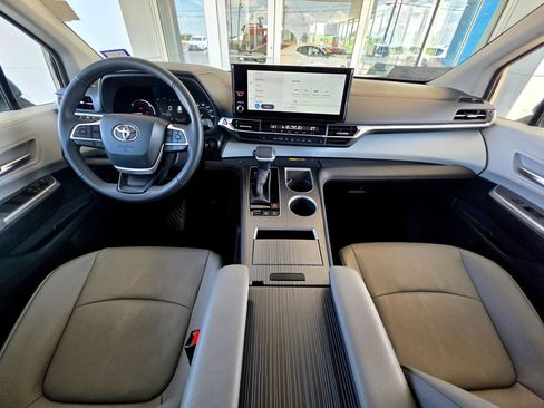 Used 2026 Toyota Sienna XLE FWD image 20