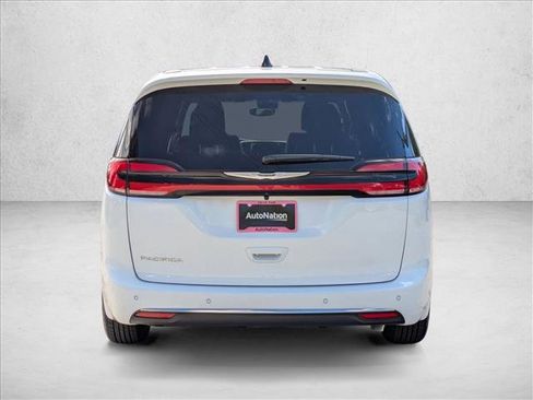 New 2026 Chrysler Pacifica Select image 7