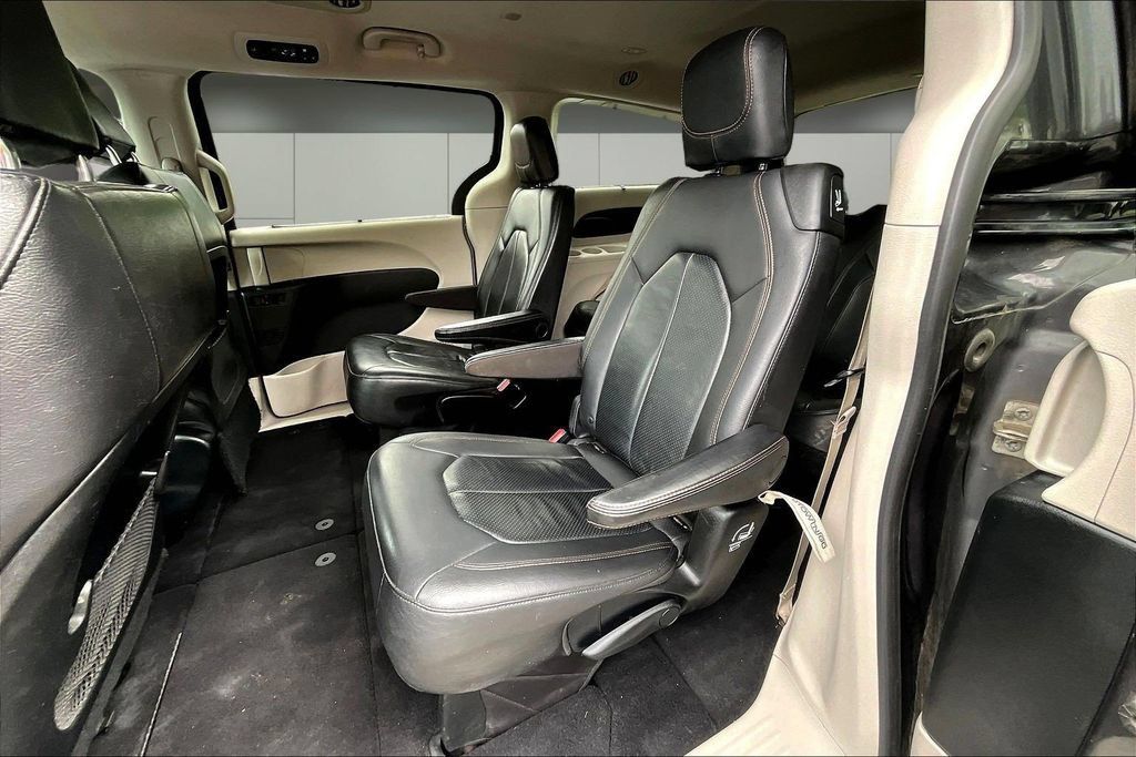 Used 2018 Chrysler Pacifica Touring-L w/ Tire & Wheel Group FWD image 22