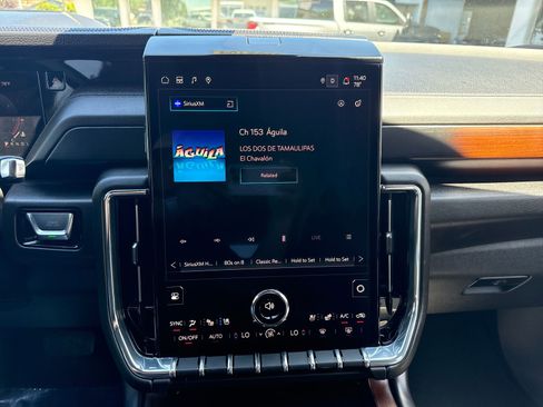 Used 2025 GMC Yukon XL Denali AWD/4WD image 18