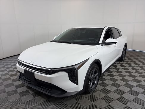 Used 2025 Kia K4 FWD image 2