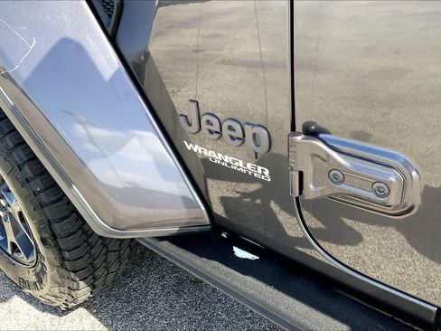 Used 2018 Jeep Wrangler Unlimited Sahara w/ Quick Order Package 24M Moab AWD/4WD image 10